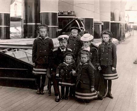 император Николай II с семьей 